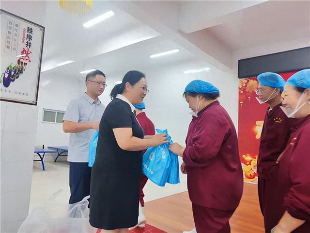 江苏淮安市淮阴区总工会开展夏送清凉慰问活