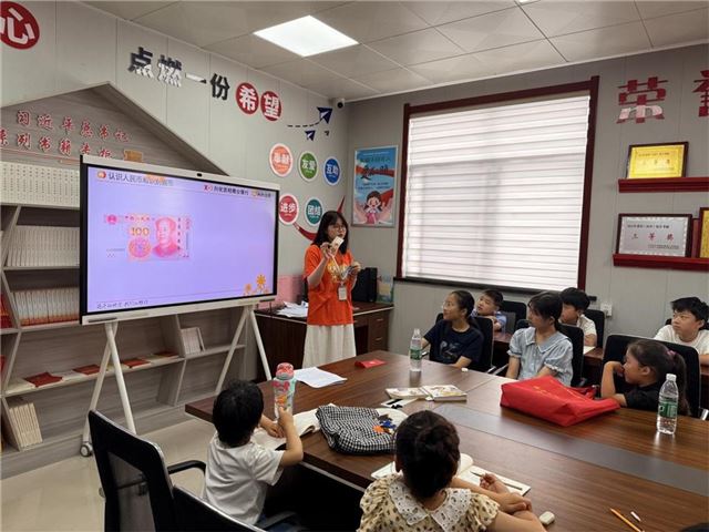 兴化农商行大学生志愿者  走进杨荡村暑托