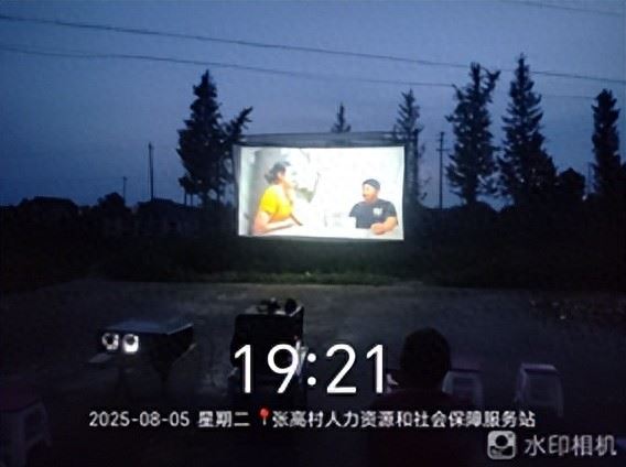 兴化市新垛镇张高村组织观看红色电影活动