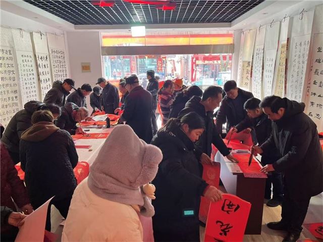 兴化市陈堡镇：迎春书法展 送福进万家