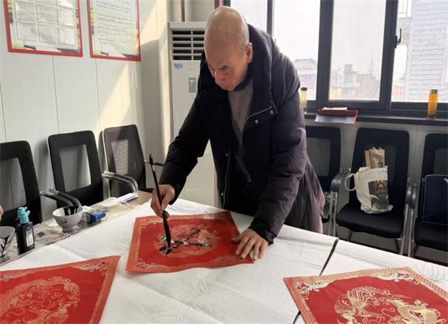 翰墨迎春进翰墨迎春进乡村 福联送暖杨荡村