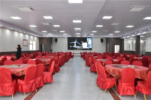 戴南镇姜何村建起农民宴会中心---村民赋