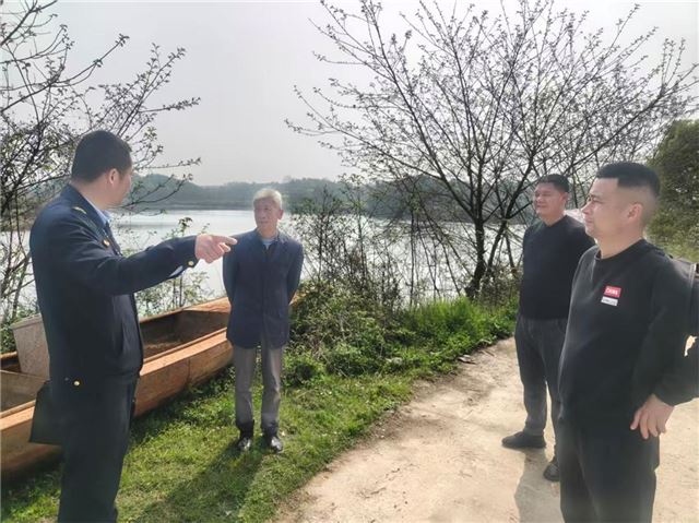 湖北蕲春县生态环境分局无人机巡查发现向赤东湖倾倒废弃物事件