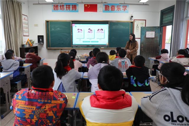 巧手制作推荐卡 书香共享伴成长｜兴化市合陈镇开展世界读书日主题活动