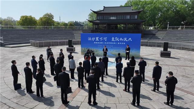 法护里下河 鱼跃水波兴 泰州两级法院开展增殖放流暨《生态环境法典》宣传活动