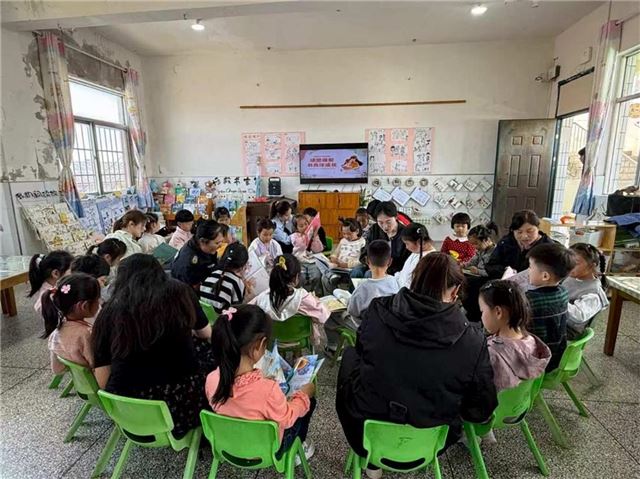 兴化钓鱼镇：感恩母爱润童心 书香相伴传家风