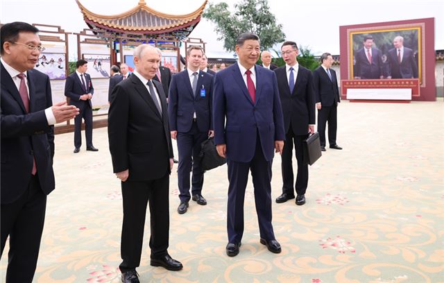习近平同俄罗斯总统普京共同参观“传承中俄世代友好 树立大国关系典范”图片展