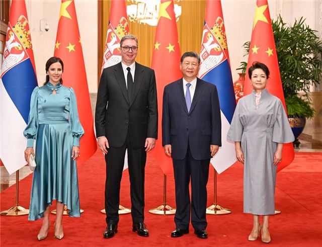 习近平同塞尔维亚总统武契奇会谈