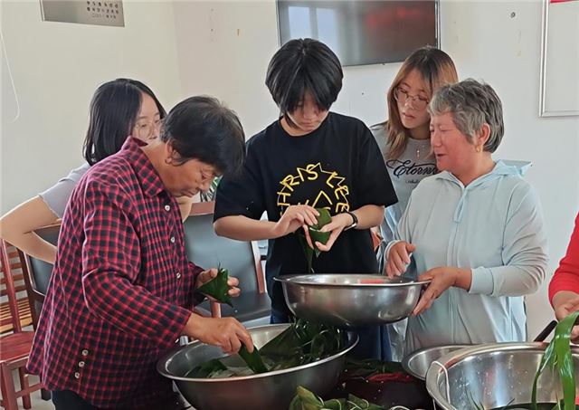 兴化市永丰镇四塔村开展“品粽忆传统 聚力促乡风”  端午节主题活动
