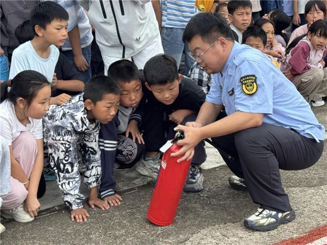 兴化市永丰中心校开展消防安全教育活动 师生“零距离”学习应急技能