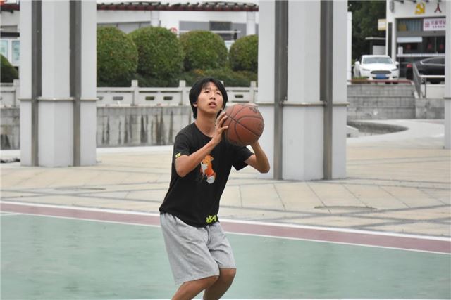 唰！一个漂亮进球——兴化市戴南镇文化艺术中心全新篮球场迎来首位“尝鲜者”
