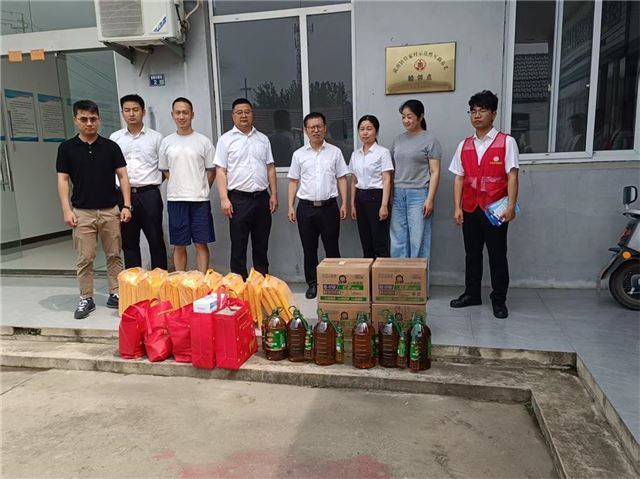 兴化农商行顾庄支行开展尊老敬老爱心慰问活