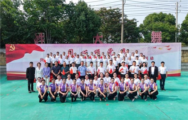 同心颂党恩 文艺润水乡 —— 兴化市新联会志愿服务惠民演出走进合陈镇