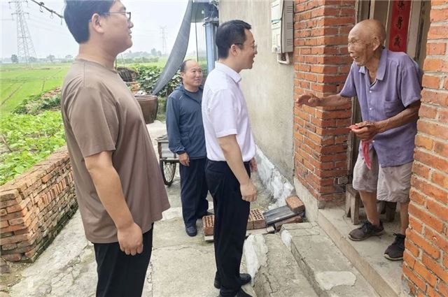   兴化千垛镇开展“七一”走访慰问活动
