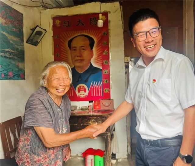 兴化沙沟镇开展“七一”走访慰问活动
