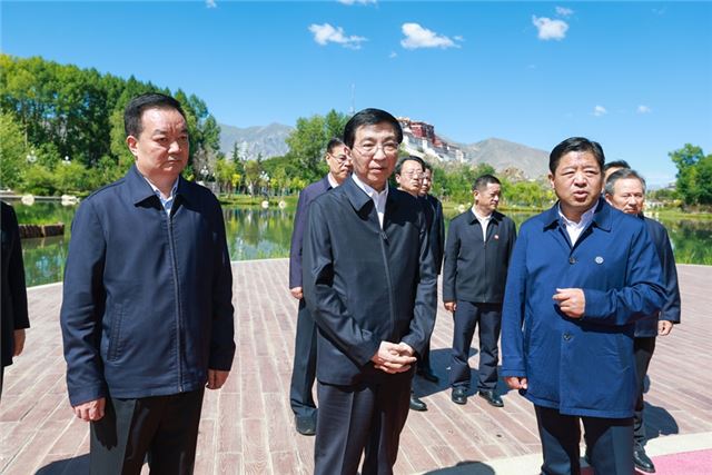 王沪宁在西藏调研时强调 全面贯彻新时代党的治藏方略 奋力推进“十五五”时