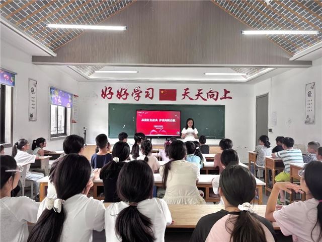  七彩的夏日｜兴化市中堡镇开展“品读红色经典 护苗向阳启航”主题活动