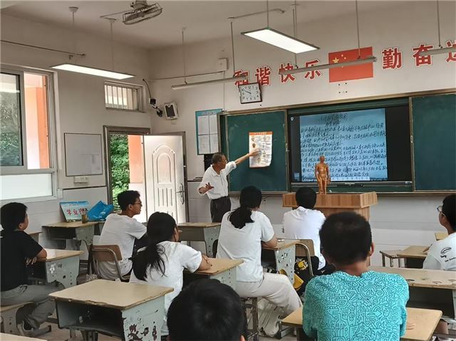 “刮痧”进校站 让青少年接受传统医药文化熏陶