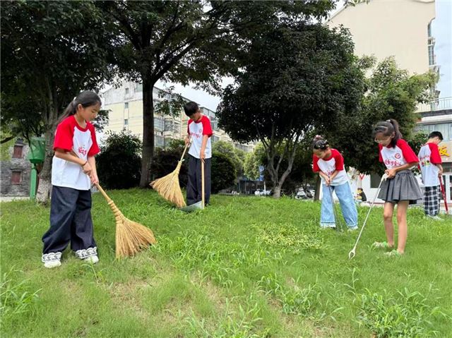爱童行·筑梦童心：小小志愿者送清凉，致敬城市环卫守护者