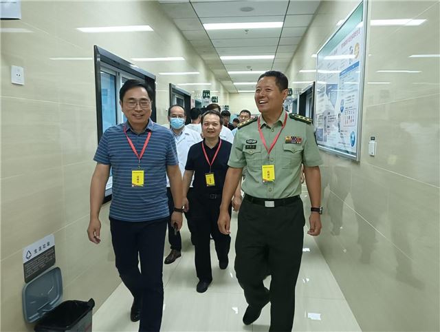 湖北蕲春县人武部长隋鲁彦等到征兵体检站督导征兵体检工作