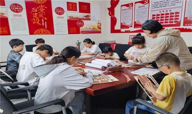 巧手筑红船 童心赴荣光  ——兴化市合陈镇邓桥村开展南湖红船主题手工活动