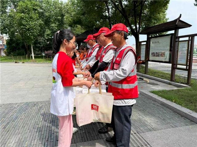 爱童行·筑梦童心：小小志愿者送清凉，致敬城市环卫守护者